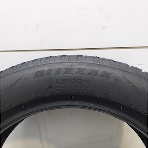 BRIDGESTONE BLIZZAK LM005 205/60R18